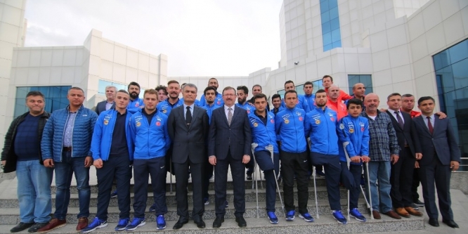 Ampute Milli Takımı Kocaeli Büyükşehir Belediyesi'ni ziyaret etti