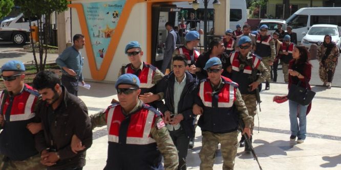Terör propagandası yapan 12 kişi adliyeye sevk edildi