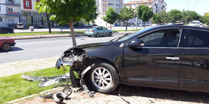 Otomobil ağaca çarptı: 1 yaralı
