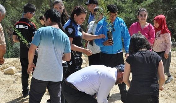 Engelli öğrenciler fidan dikti