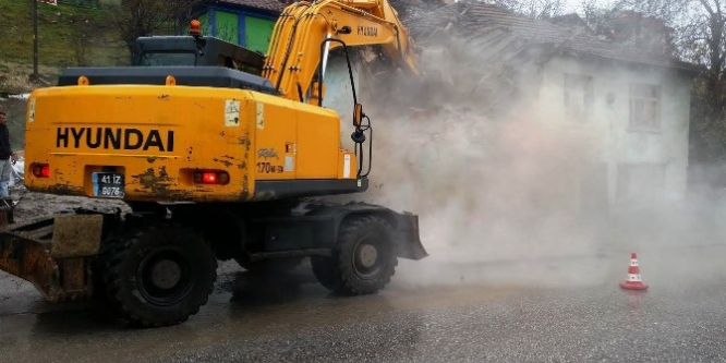 İzmit Belediyesi, İzmit’in dört bir yanında çalışmalarını sürdürüyor