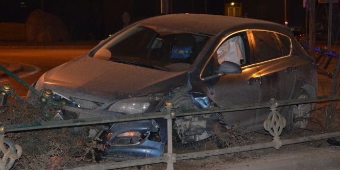 Virajı alamayan otomobil kaza yaptı