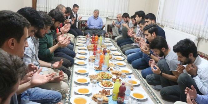 Başkan Karaosmanoğlu öğrenci evinde iftar yaptı