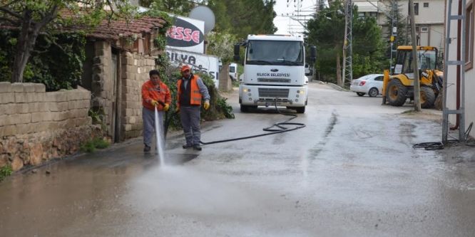 Ekipler cadde ve sokakları aralıksız temizliyor
