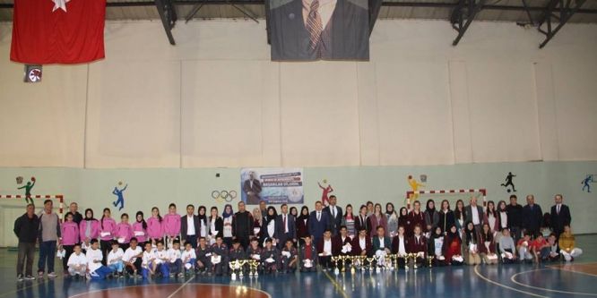 Genç sporculara kitap ve tişört dağıtıldı