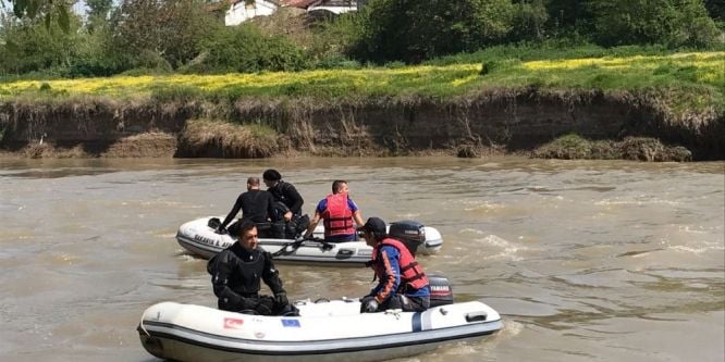 Nehre düşen gencin arama çalışmaları ikinci günde de devam ediyor