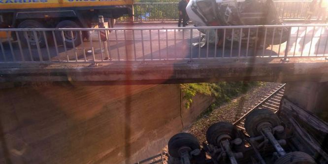 Kamyon köprüden demiryoluna düştü, tren seferleri durdu