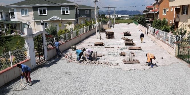 Başiskele’de yollara parke taş çalışması