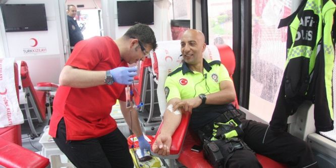 Trafik polislerinden kan bağışı