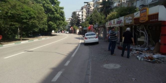 Direksiyon hakimiyetini kaybeden sürücü iki dükkana daldı