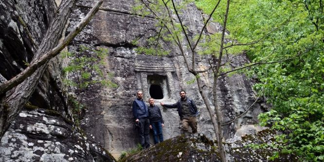 Kaya mezarları yayla turizmini zenginleştiriyor