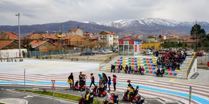 Öğrencilere uygulamalı trafik eğitimi veriliyor