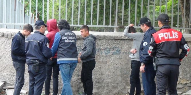 100 polis ile okulların önünde şok uygulama