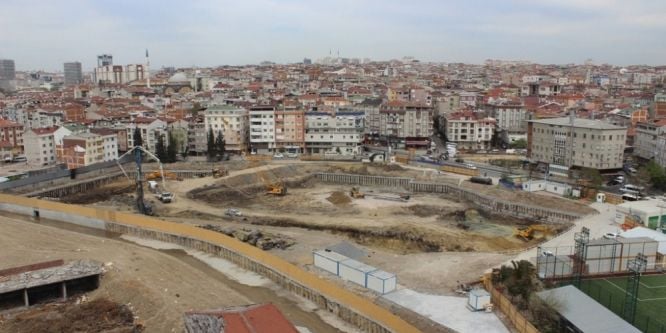 İstanbul’un en büyük buz pisti için 24 saat aralıksız çalışıyorlar