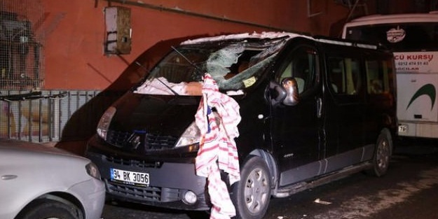 4.kattan minibüsün üstüne atladı!