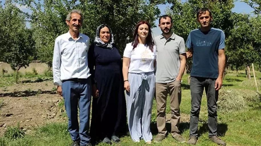 4’ü doktor, 3’ü öğretmen, 2’si mimar, 1’i mühendis… Bunların hepsini çiftçilik ve arıcılıkla yaptı