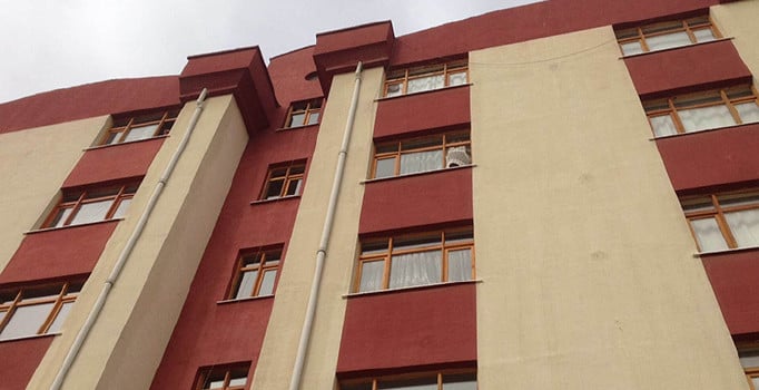 4'üncü katın penceresinden düşen kadın öldü