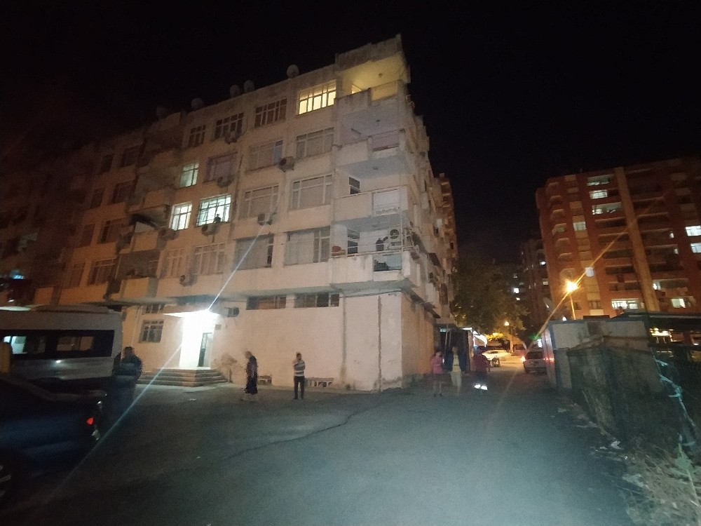 4’üncü kattan düşen genç kız yaralandı 
