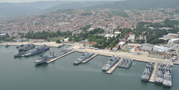 5 askeri gemi üsse geri döndü