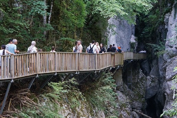 5 bin nüfuslu ilçe dolup taştı