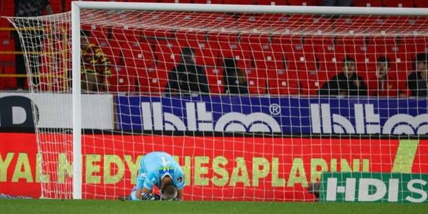 5 buçuk aylık bebeğini kaybeden futbolcu maç sonu gözyaşlarını tutamadı