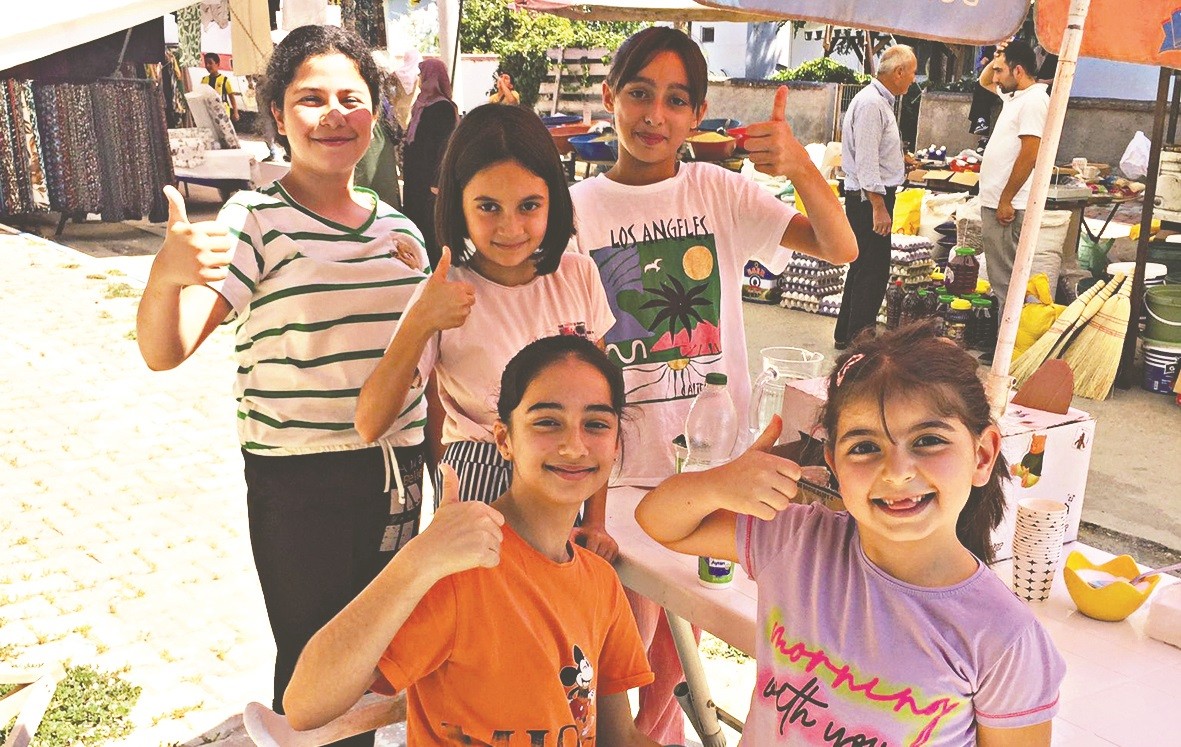  5 çocuk, 3 hafta limonata satarak kazandığı 943 lirayı Filistinli çocuklar için bağışladı