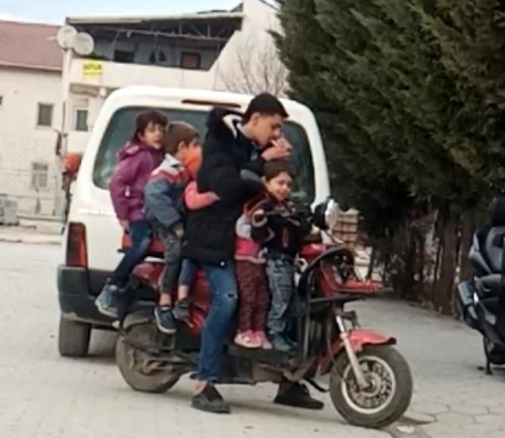 5 çocuk bir yetişkinin bindiği elektrikli bisikleti görenler şaştı kaldı