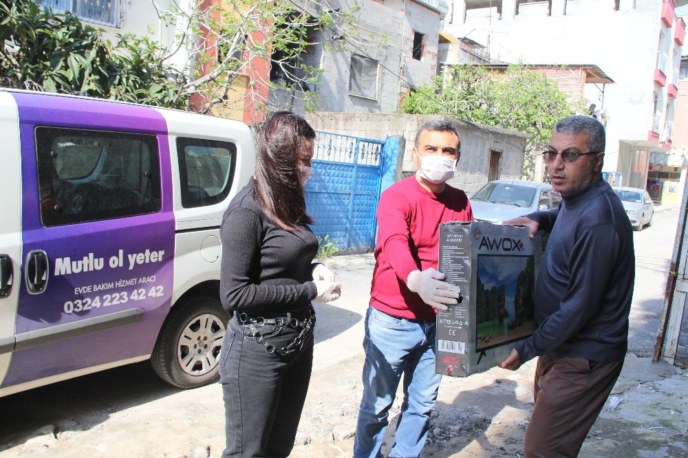 5 çocuklu ailenin televizyon sevinci 