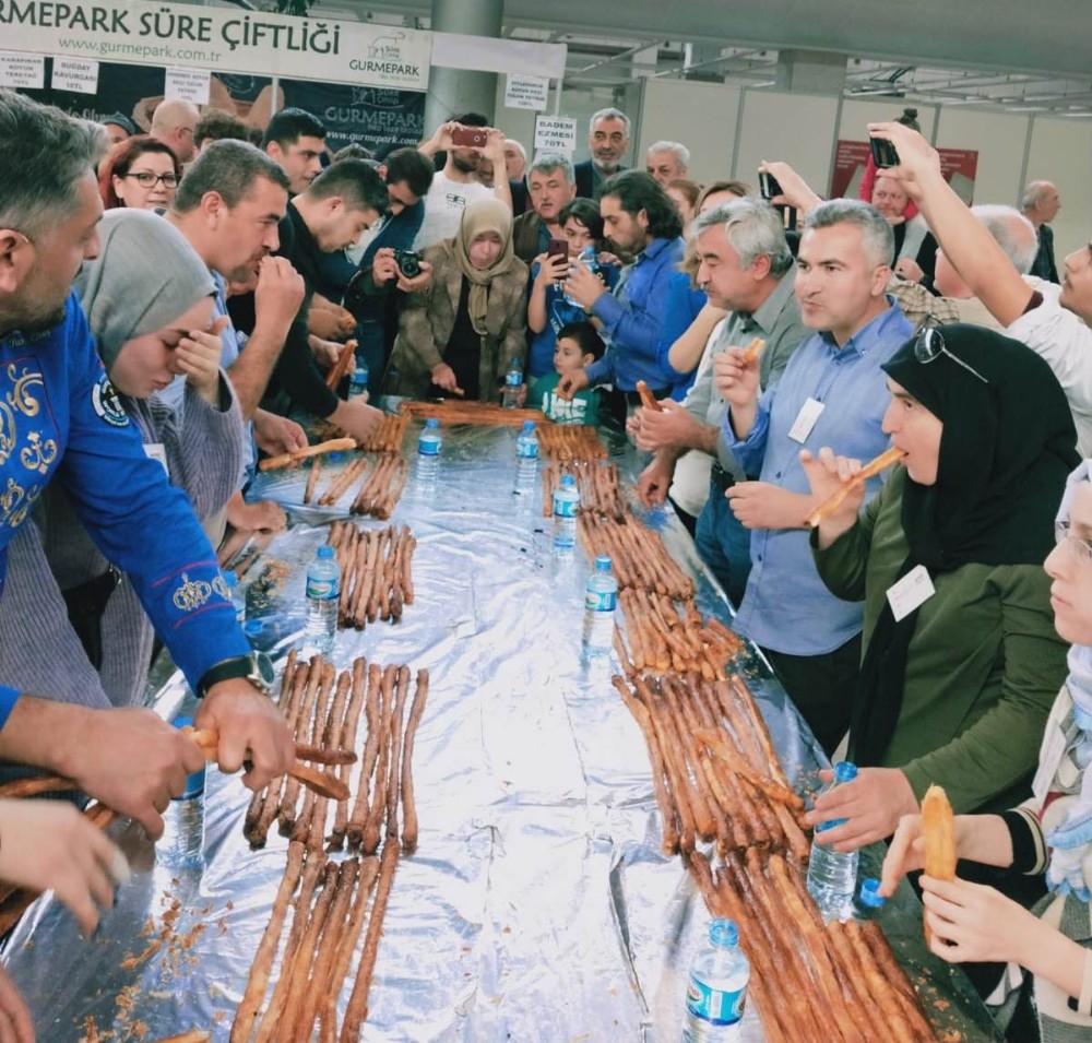 5 dakikada 6 metre böreği yedi 