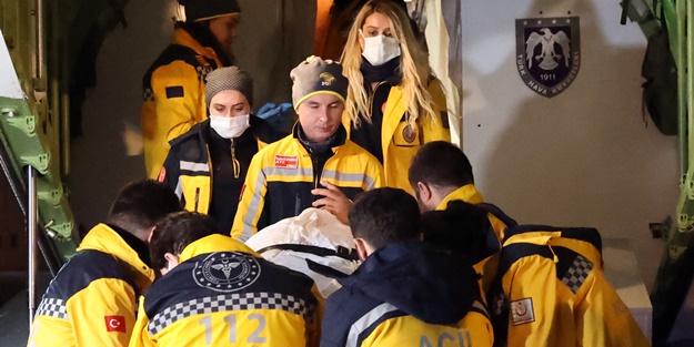 5 depremzede ambulans uçakla İstanbul'a getirildi