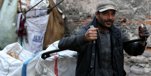 5 dil bilen kağıt toplayıcısı!