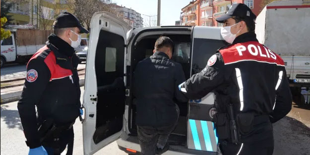 20 yaş ve altındaki gençleri polisler evine götürdü