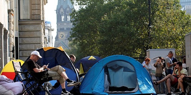 5 gün önceden iPhone 7 kuyruğuna girdiler!