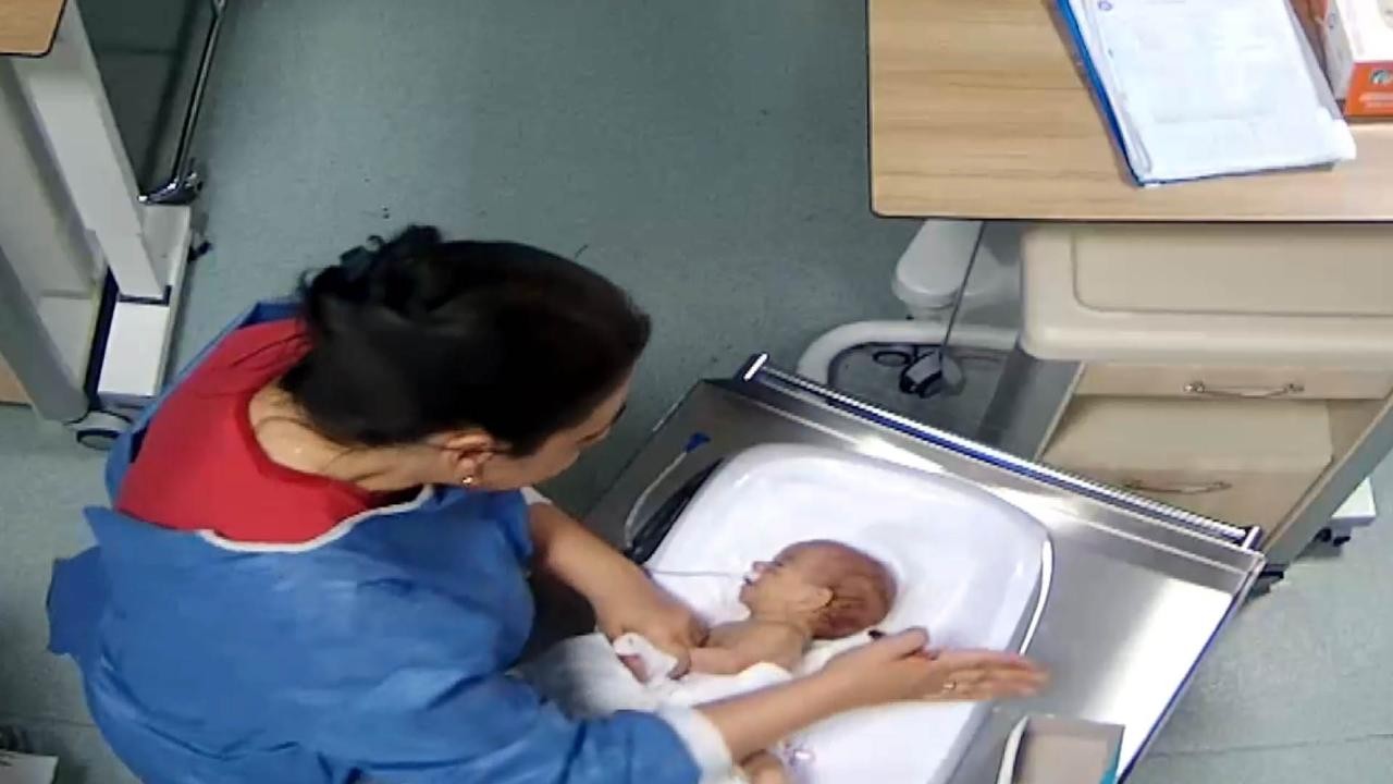 5 günlük bebeği darbeden hemşire teslim oldu!