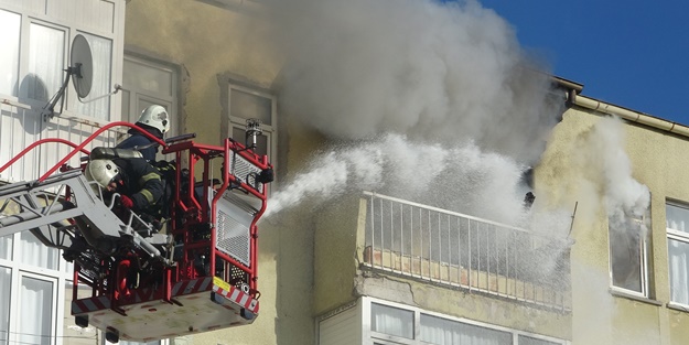5 katlı apartmanda korkutan yangın