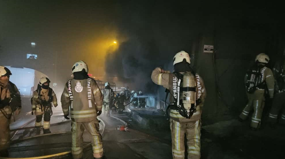 5 katlı bina alevlere teslim oldu