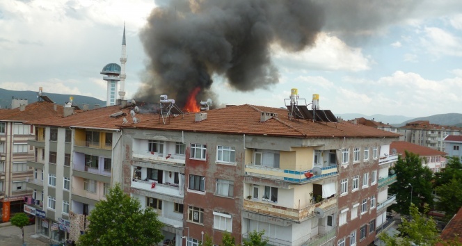 5 katlı binanın çatısı alev alev yandı
