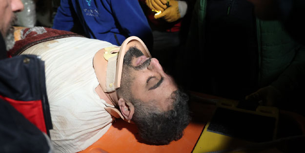 5 katlı binanın enkazından sağ çıkarıldı