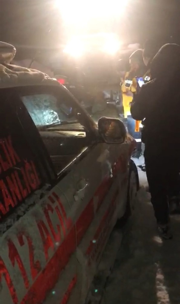 5 kilometre yürüyerek hastayı ambulansa yetiştirdiler 