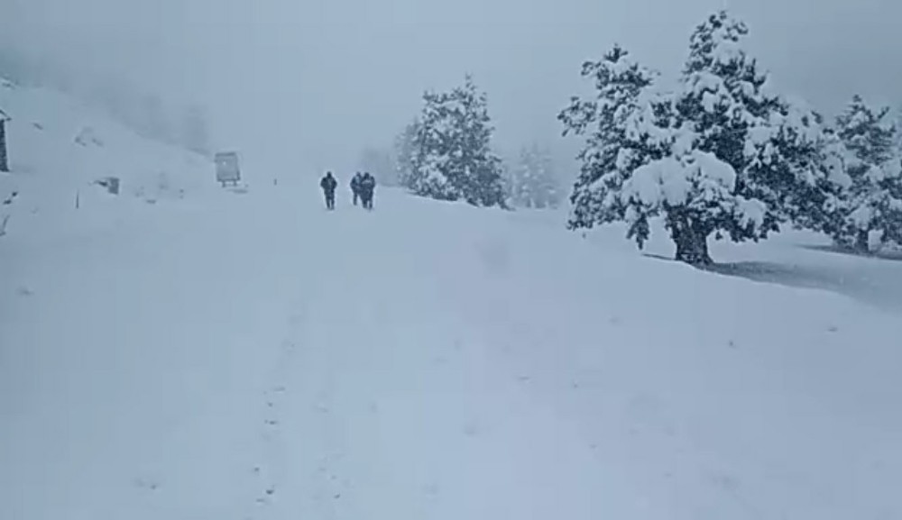5 kilometre yürüyerek kar esaretinden kurtuldular 