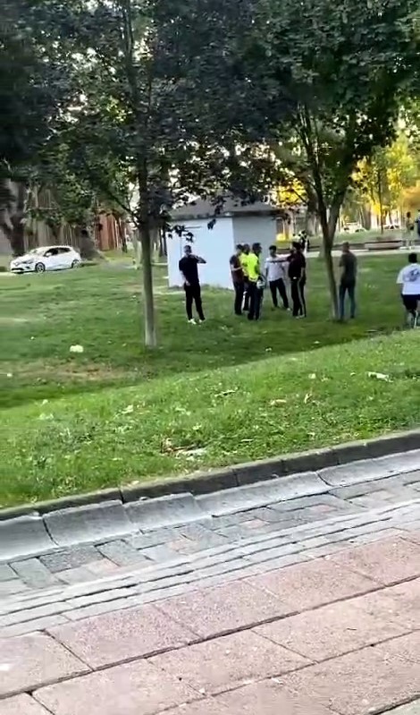 5 kişi birbirine girdi: Neden korna çaldın kavgası kamerada