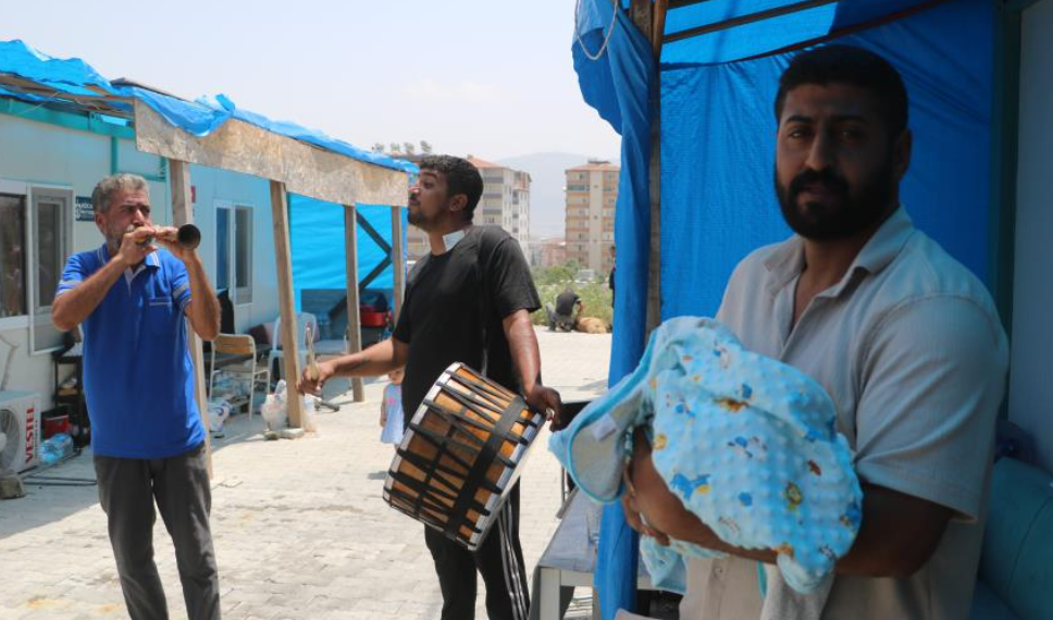 5 kızın ardından doğan erkek çocuğunu davul, zurnayla karşıladı