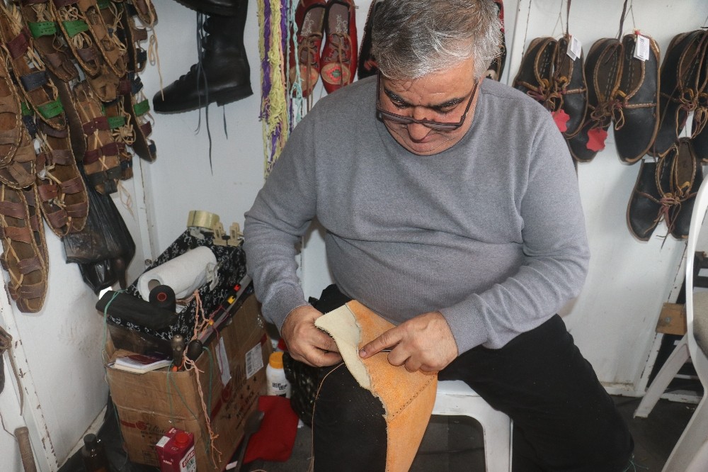 5 kuşaktır aile mesleğini sürdüren ’Çarıkların Efendisi’ Marmaris’te 