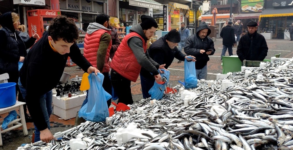 5 liralık hamsi izdihamı, vatandaşlar birbirleriyle yarıştı 