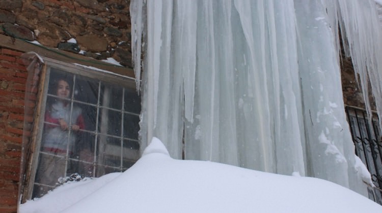 5 metrelik buz sarkıtı görenleri şaşırtıyor