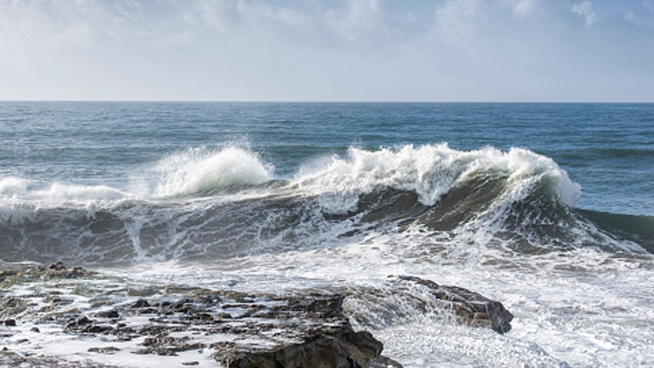 5 ölü, 2 kayıp! Dev dalgalar can aldı