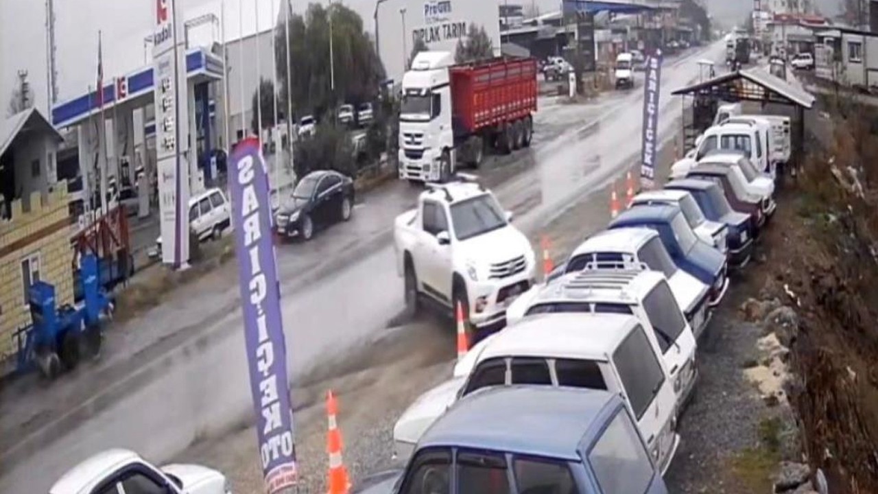 5 otomobilde ağır hasar bıraktı! Kontrolden çıkan pikap oto galeriye böyle daldı