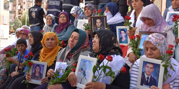 5 PKK'lı terörist daha teslim oldu! Evlat nöbetindeki annelere bir müjde daha