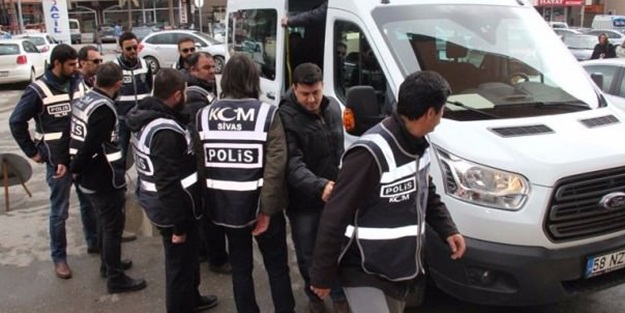 5 polis tutuklandı