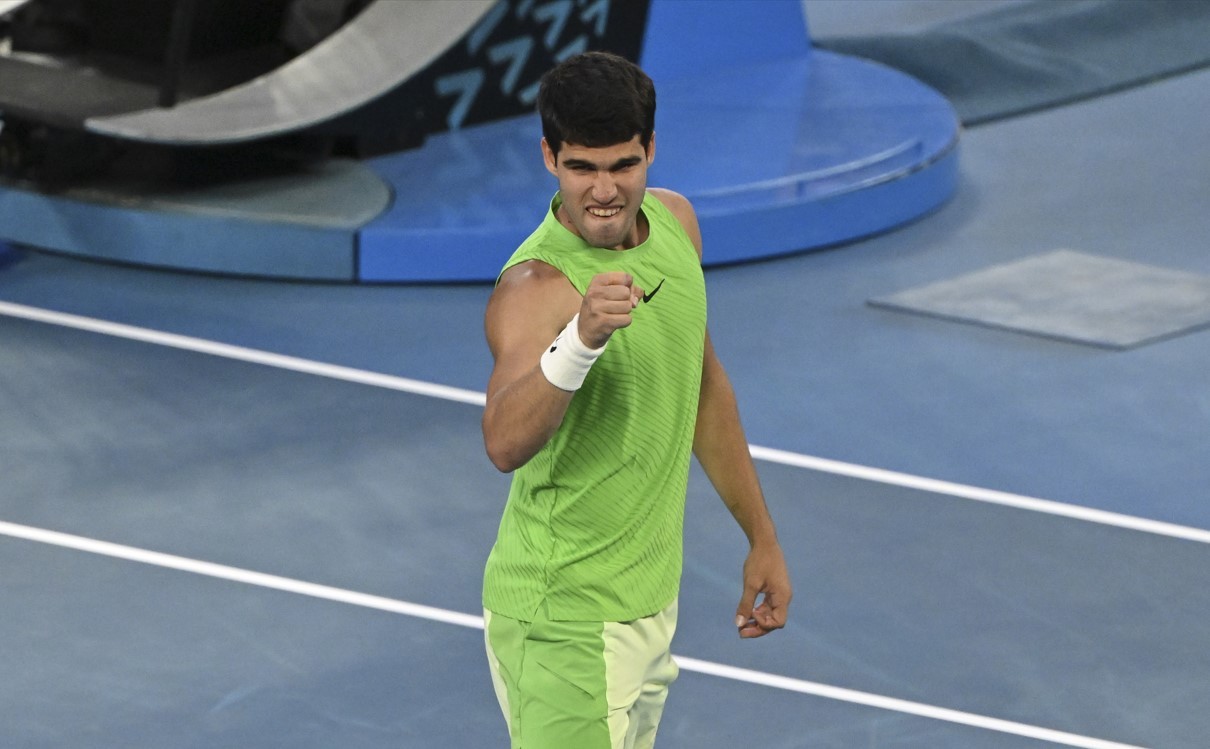 5 saat 27 dakika süren maçta final biletini Alcaraz aldı!